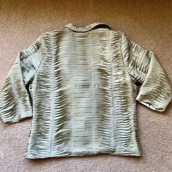 Silver / Champagne Metallic Textured “Ruffle” 3/4 Sleeve Blazer - Picture 4 of 9